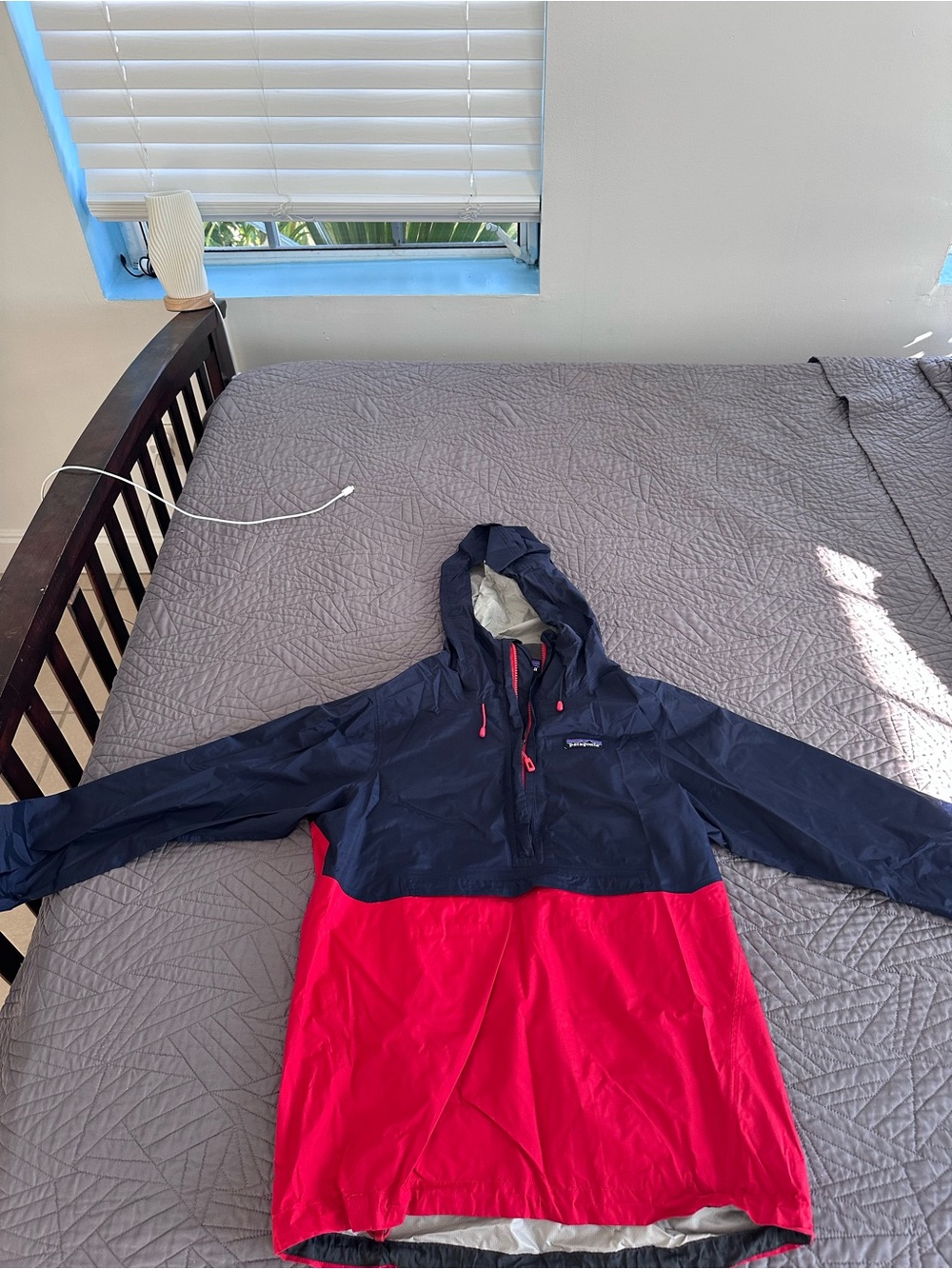 Patagonia XS men’s Navy and Red Hooded Rain Jackrt
